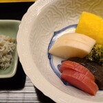 道人 - ⑭お漬け物(白菜の浅漬け、赤蕪の浅漬け、大根、大根の葉？、奈良漬け、梅干、縮緬雑魚)