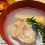 道人 - ②朝鮮蛤(千葉県産)、筍(徳島県産)、若布、山椒木の芽載せ、朝鮮蛤のお出汁のお椀
      大和蛤の優しい旨みに対し朝鮮蛤は力強い旨みが特徴
      明確に分かる綺麗な味わい、絶妙な火入、筍の青い香りと穏やかな甘みも○