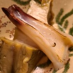 道人 - ①炭火炙りミル貝(山口県産)
      炭火炙りで芳ばしい香り、火入により脂が滲み出ており旨みが拡がります
      貝類は普通は噛む程に旨みが出るのが定番ですが、初手から圧倒されます