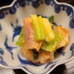 道人 - ⑤赤貝の紐と分葱のぬた和え
      赤貝は真っ赤な血を持ち鉄分が多く、特に紐は鉄の味わいが強いことから「てっぱい」と言う
      これも香りは控えめで旨みが濃く素晴らしい