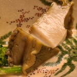 道人 - ①蒸し黒鮑(京都府間人産)、黒鮑の肝添え
      弾力を楽しむ位の蒸し具合、一口目に磯の香りが拡がり、噛む程に旨みが拡がります
      黒鮑の肝と言ってますが正確には卵巣で磯の香りとコクも抜群です