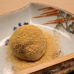 道人 - ⑯漉餡入り本蕨粉の蕨餅、黄粉掛け
      漉餡が滑らかで軽めの甘みなのが好み。
      お食事の締め括りでの余韻を味わいます
      最初～最後まで滞り無く完璧だったと感じます