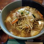 Gengo Diya - 「みそラーメン」着盆＼(^o^)／　「ほうじ茶」も添えられています(^^)v