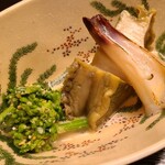 道人 - ①炭火炙りミル貝(山口県産)、蒸し黒鮑(京都府間人産)、菜の花の胡麻和え、黒鮑の肝添え
      胡麻の香りが立ち登り、特別な時間が開演
      菜の花のほろ苦さも絶妙で、これからのお料理への期待が高まります