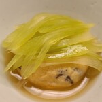 道人 - ⑪自家製飛竜頭(百合根、木耳等入り)、茹で蕗載せ
      蕗の青く透明感のあるほろ苦さと微かな甘み
      飛竜頭は具沢山なのですがしっとりと美味しい
      道人さんらしい穏やかでじんわりくるお料理
      ある意味、真骨頂です