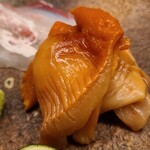 道人 - ③赤貝(大分県産)
      関東・東北の赤貝は独特な香りの強さと濃い旨みはある意味、正比例します
      瀬戸内海の巨大な赤貝の特徴は控えめな香りと濃い旨みで癖が少なくて素晴らしい味わい