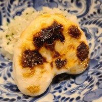 道人 - ⑥炭火焼き虎河豚白子(山口県下関産)、虎河豚の頭の出汁で炊いた餅米のの虎河豚(身と皮)炊き込みご飯、ブラックペッパー掛け
                    白子のモチモチとした薄皮、クリーミーなコク
                    虎河豚炊き込みご飯とか美味し過ぎる