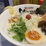 RA-MEN OGIKAWA - 炙りチャーシュー、キクラゲ、煮卵、海苔、白髪ネギ、水菜、カリカリ梅、丼のフチにレモンが添えられます。