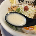 RA-MEN OGIKAWA - 真っ白なスープ。クセのないクリーミーな豚骨はスッキリで旨い。