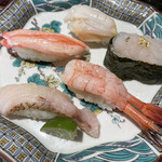 金沢まいもん寿司 - 加賀百万石握り(左上からカニ身、ばい貝、富山しろえび軍艦、甘エビ、ノドグロ)