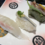 金沢まいもん寿司 - 春のまいもん三昧(左から真鯛、さわら、ホタルイカ)