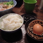 麺や而今 - 卵かけご飯　奥は醤油中華そば