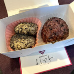 北海道おはぎ よしかわ - もち麦ごま と黒米こしあん