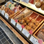 小田原 かまぼこ発祥の店 うろこき - ショーウィンドウ