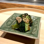 温石 - ブロッコリーの炭火焼き 赤座海老の味噌