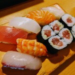 Sushidokoro Yuuki - 令和5年3月 ランチタイム
                        すし定食 850円
                        マグロ、イカ、サーモン、鯛、ハマチ、海老、鉄火七分巻き一本、赤出汁
