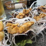 しらさぎの宿 丸福 - 今朝獲れたウニを割ってケンを乗っけてます。