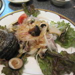 しらさぎの宿 丸福 - アワビとサザエのサラダ。こんな豪華でも1000円。