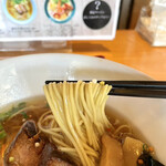 AWANOUTA  - 加水率低めの中細ストレート麺はパツンとした歯応えでしっかりしたコシ。全粒粉入りで風味も豊か。