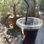 カフェ・フェリーチェ - 木漏れ日の中でアイスコーヒー