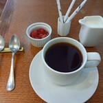 199953383 - ランチセットの紅茶とデザート