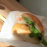 マジソン プレミアム バーガー - トマトやチェダーチーズ