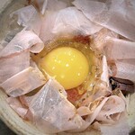 かつお食堂 - 玉子かけご飯。青森ときわ養鶏さんの平飼い玉子。飼料に余分な着色料を使わないレモンイエローです。