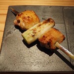 とり茶太郎 - ねぎま（上：比内地鶏、下：黄金シャモ）