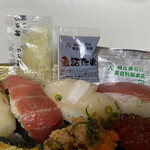 梅丘寿司の美登利 - 付属のガリ・煮詰め・醤油