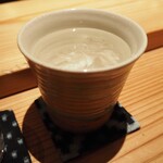 とり茶太郎 - 麦焼酎「くじらの白麦」（ロック）