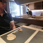 カウンターとテーブル席が１つございます