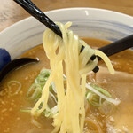 熊さん麺ショップ - 流石麺屋さんなので、ちゃんと味噌らーめんにぴったりの中太麺でした♡