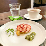 パスト エ カフェ 幸庵 - ●ドルチェ
      どら焼き生地とクリームチーズ餡のパンケーキ
      キュウイのコンフィチュール・金柑のコンポート