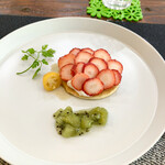 パスト エ カフェ 幸庵 - ●ドルチェ
      どら焼き生地とクリームチーズ餡のパンケーキ
      キュウイのコンフィチュール・金柑のコンポート