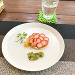 パスト エ カフェ 幸庵 - ●ドルチェ
      どら焼き生地とクリームチーズ餡のパンケーキ
      キュウイのコンフィチュール・金柑のコンポート