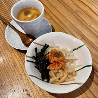 鴨川たかし - 付け合わせのナムルと茶碗蒸し(茶碗蒸しは炭火焼肉定食とセット)