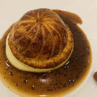 フランス料理 タンモア - ブーダンノワール入りジビエのパイ包み焼き、ソースペリグー