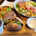 クアアイナ - 厚切りチェダーアボカドバーガーセット（カリカリフライドポテト、ペプシゼロ）、シーザーサラダ