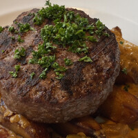 レストラン アルティザン（restaurant Artisan） - Prix fixe A のメイン「ステックアッシュ(フランス風ハンバーグとフレンチフライ」ハンバーグは玉ねぎなどツナギがない肉を砕いて固めただけ感満載。ハンバーグと言うより肉と言う感じ。