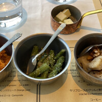 レストラン アルティザン（restaurant Artisan） - Prix fixe A の前菜「野菜3種のアミューズ」　左から人参、インゲン、レンコンとアーモンドを使ったアミューズ