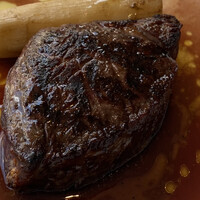レストラン アルティザン（restaurant Artisan） - Prix fixe A のメイン「牛リブロースのグリルと野菜のロースト」　バリっと焼かれた肉、控えめな赤ワインのソースは肉の味をしっかり味わえる。