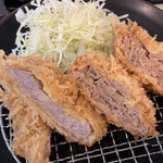 Tonki - 肉々しい断面を見せるメンチカツがザックリ揚がる
                        ヒレカツは肉が繊細でザックリコロモとの対比が良い
                        