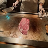 ビューアンドダイニングザスカイ - いわて牛のリブロースを鉄板で焼く様子、その１です。