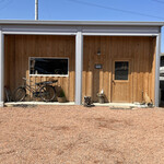 CEDAR WORKS - 外観。シャッターが閉まっているとまるでガレージ。