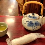 金城庵 - お茶、急須とおしぼり