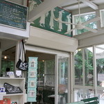 カフェ・ドゥ・リエーヴル うさぎ館 - 可愛らしい店内には絵本コーナーも