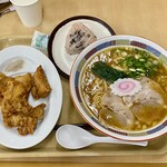 Udon To Chuu Ka Soba Chikara Sanri Buitsu Kai Chi Ten - 新元味大盛りと赤飯むすび、唐揚げ5個