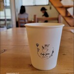 Cafe John - お店のロゴ入りお水は紙コップ