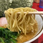 ラーメン濱野家 - 酒井製麺の杉印の中太麺。