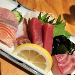 魚屋スタンドふじ子 - 三種盛りだが五種ある